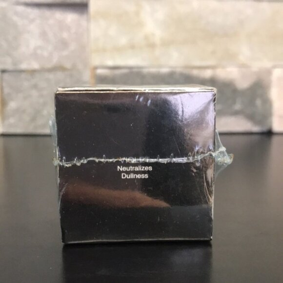 Becca Backlight Targeted Colour Corrector Violet - Picture 6 of 7